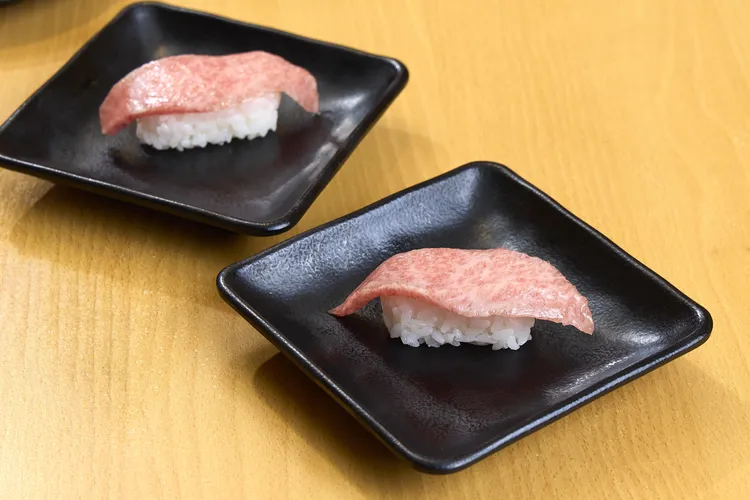 「黑鮪魚金三角」入口如霜降牛肉般細緻甘甜且濃郁。業者提供