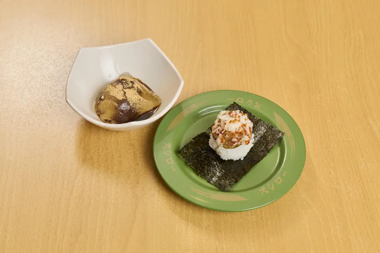 端午限定餐點黑糖蜜黃豆粉冰心粽(左起)、松前漬松葉蟹海苔包。業者提供