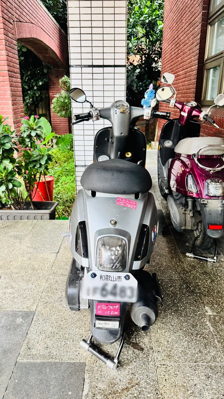 警方發現違停機車懸掛「和歌山市」網購車牌，車主竟一再辯稱是「台灣車牌」，令人傻眼。翻攝畫面