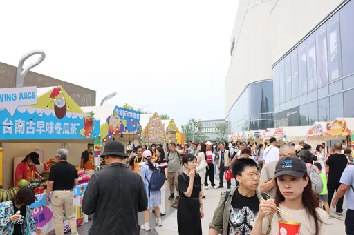 台灣味飄進北京夜市！豬血糕、珍奶吸引民眾嘗鮮