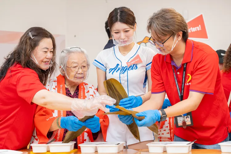李雅英和長輩們包粽子。品牌提供