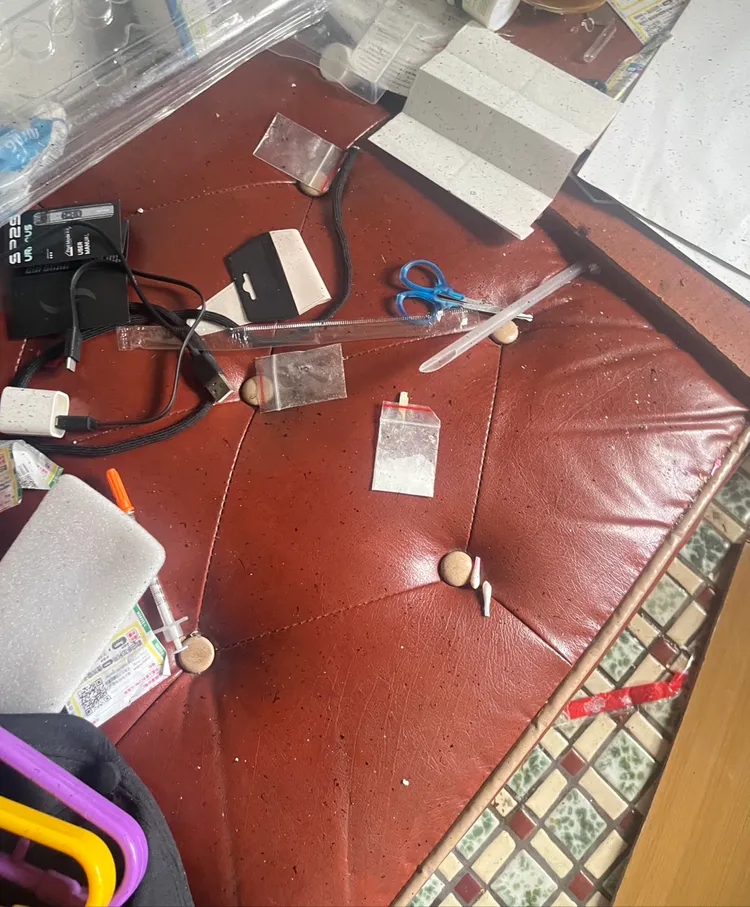 警方在屋內發現毒品。翻攝畫面