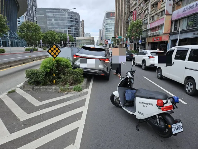 警方到場釐清車禍原因。翻攝畫面