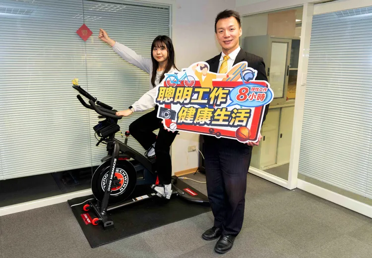 永慶房屋持續擴大徵才，提供業務新人首年72萬保障收入，搭配「彈性工作8小時」、「月排休最高10天」等福利制度，讓工作與生活更加平衡。永慶房產集團提供