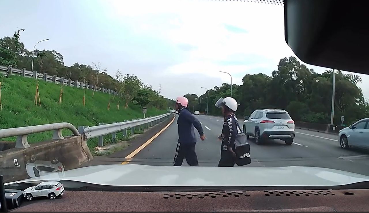 機車誤闖國道...下一秒竟棄車「穿越馬路」 駕駛嚇壞警要查