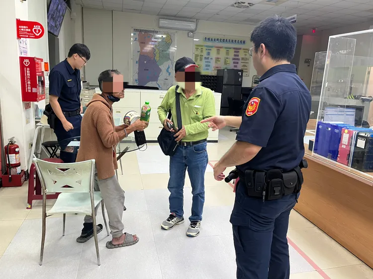 警方連絡家屬趕到警所。中壢警分局提供