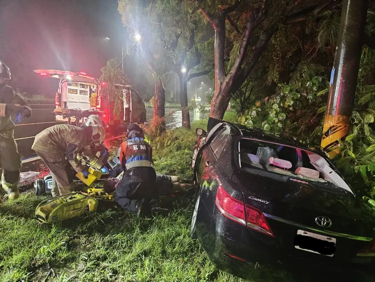 許男送醫後仍回天乏術，初判是天雨路滑釀禍，有無酒駕、毒駕情形尚待釐清。民眾提供