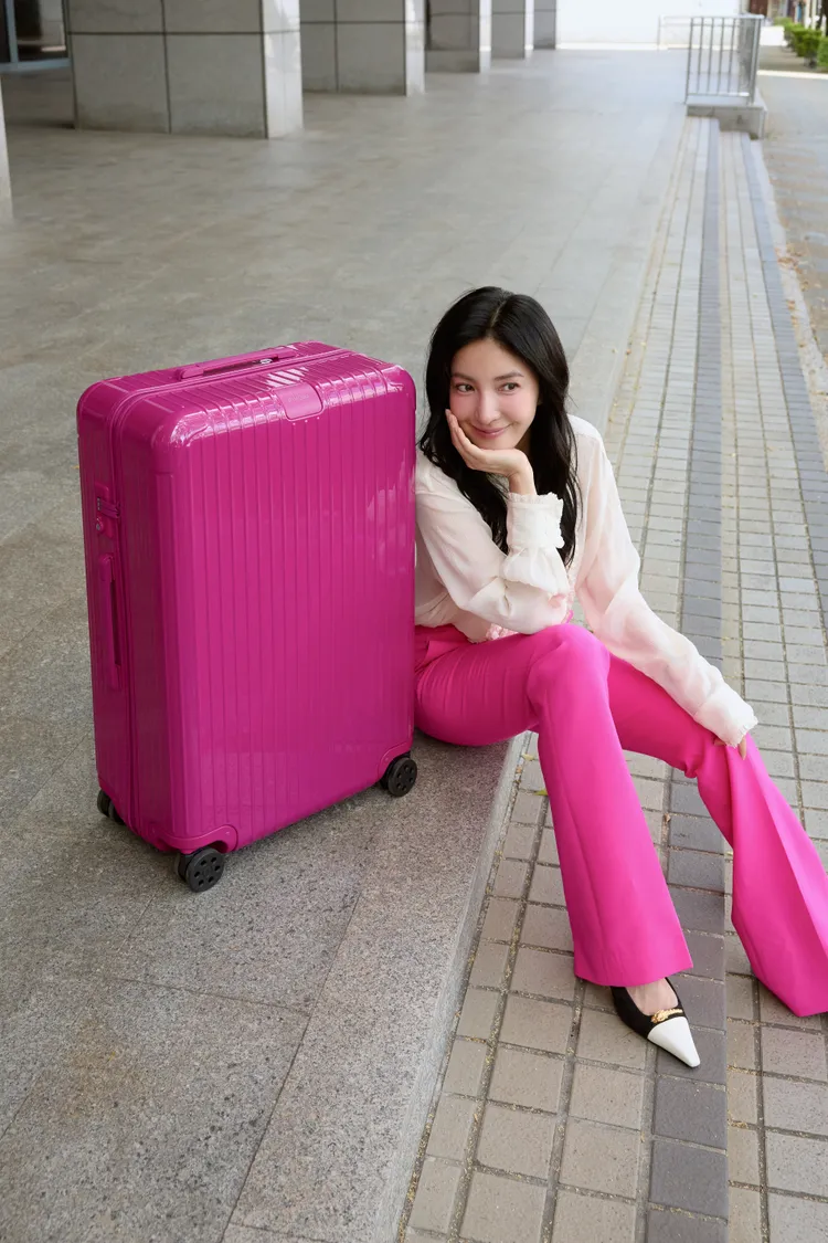 RIMOWA Essential行李箱成為楊謹華的時髦「新歡」。品牌提供