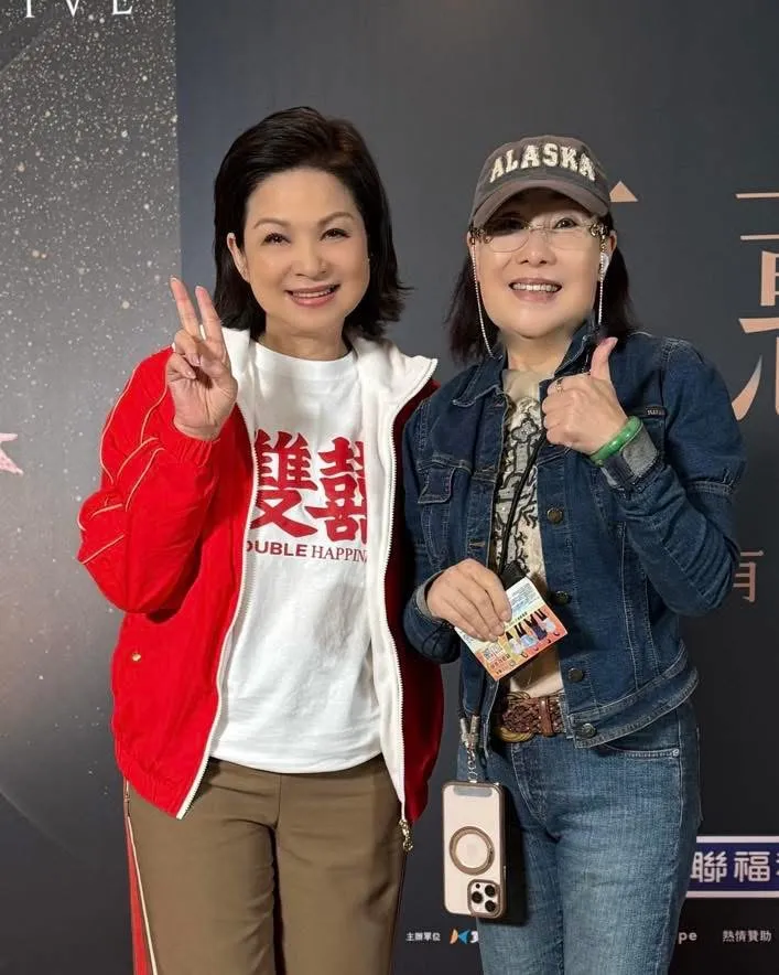 楊貴媚（左）哀悼摯友鄭琇月辭世。摘自臉書