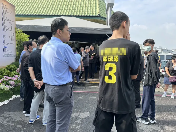 家屬6日為資深教師舉行告別追思會。翻攝畫面