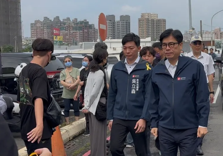 市長陳其邁到場弔唁，雙手合十步出靈堂。翻攝畫面