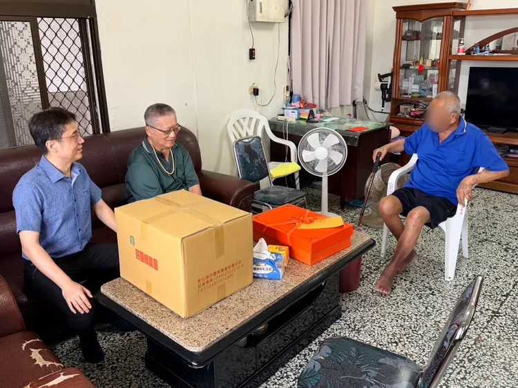 汐止副分局長林柏宏代表，率同仁前往洪重男位於彰化縣二林鎮的老家慰問。翻攝畫面