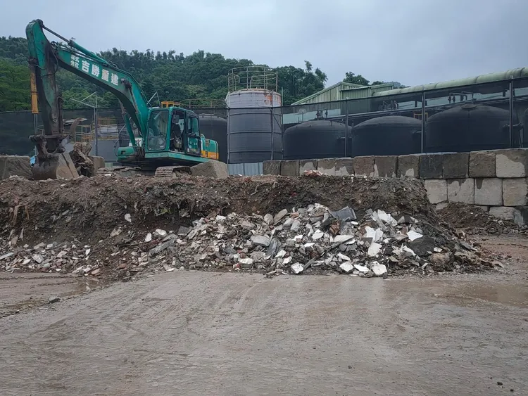 鄒男無力處理分類後的營建廢棄物，竟鋌而走險偷運到外縣市偷倒，汙染環境。檢方提供