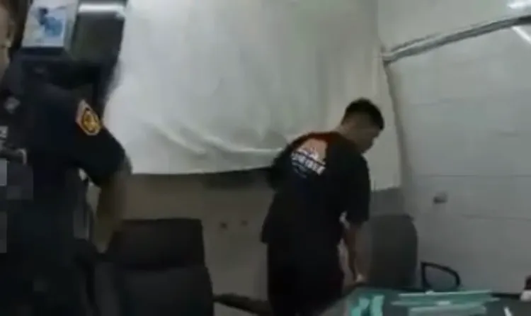 娃娃機店後方密室內藏麻將賭場，警方破門逮人。翻攝畫面