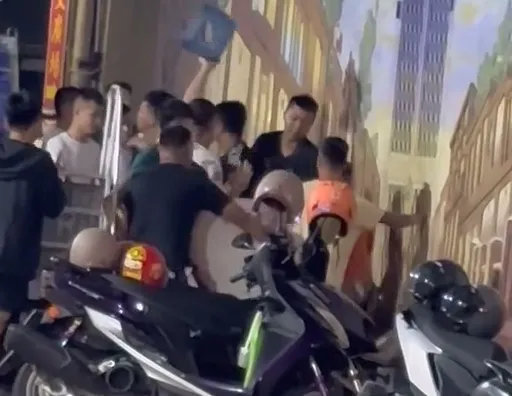 台中男遭廟會擋道爆衝突　慘遭轎班圍毆！塑膠椅、安全帽互砸