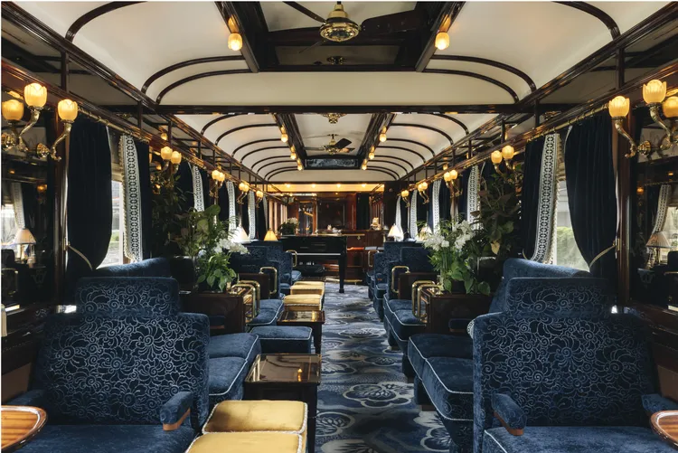 列車隸屬於 Belmond 旗下，其經典木雕工藝、黃銅飾件與復古車廂設計，VSOE提供