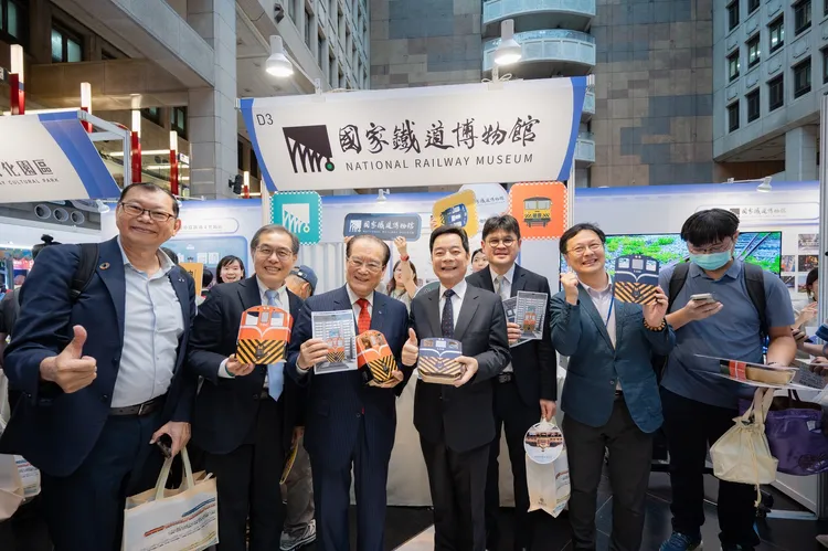 交通部次長伍勝園（左起4）、台鐵董事長鄭光遠（左起3）等人出席便當節活動。台鐵提供