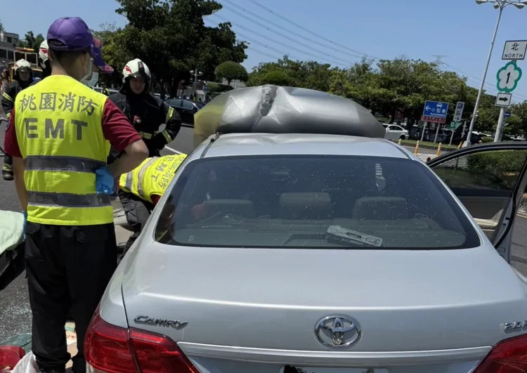 消防人員探入車內了解女駕駛受困狀況，隨後利用破壞器材將其救出，所幸意識清楚送醫無大礙。翻攝畫面