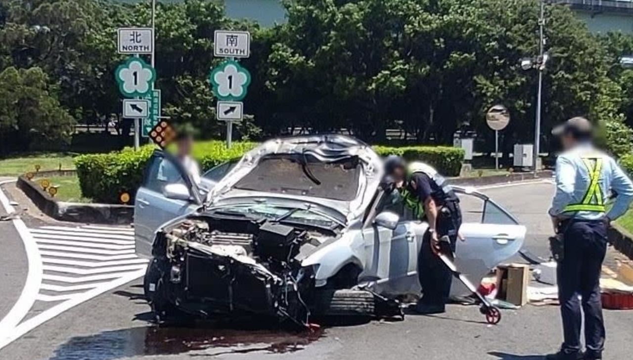 中壢服務區出口匝道轎車猛撞分隔島竟「逆向彈回車道」 車流回堵77歲婦胸背疼痛送醫