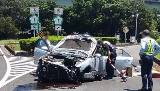 中壢服務區出口匝道轎車猛撞分隔島竟「逆向彈回車道」　車流回堵77歲婦胸背疼痛送醫