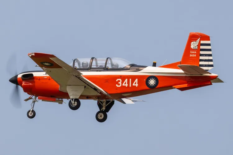 一架隸屬空軍官校、機號3414的T-34初級教練機墜毀，2名飛官殉職。翻攝IDF經國號臉書