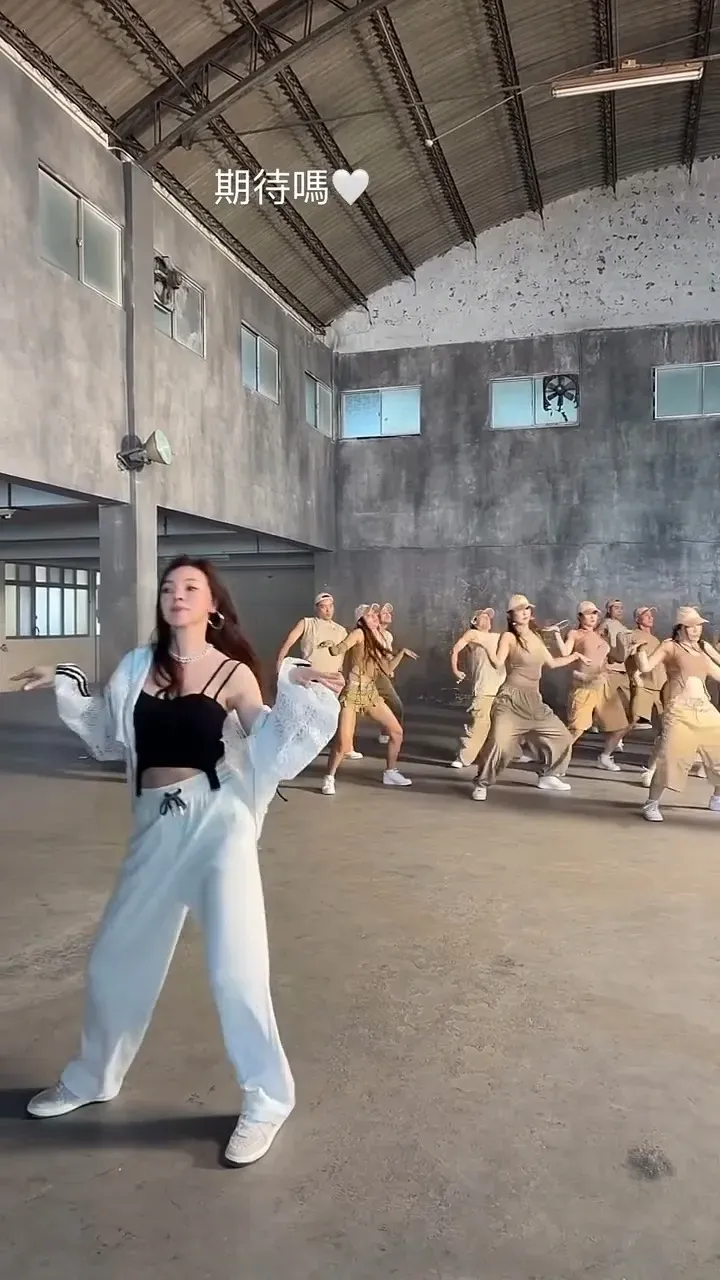 曾馨瑩在IG分享穿細肩帶背心的熱舞影片，問粉絲「期待嗎」。翻攝IG影片