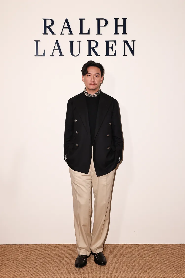 張震以黑色上衣、西裝外套搭配卡其色直筒褲，走瀟灑型男路線。品牌提供