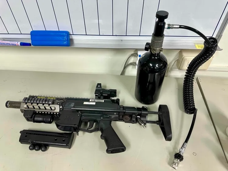 警方起出鎮暴槍等證物。翻攝畫面