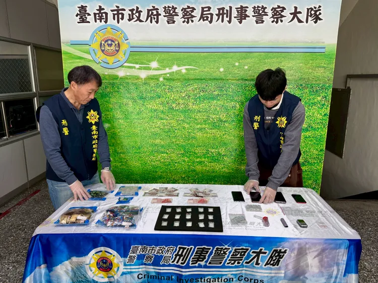 警方查扣第一級毒品海洛因、第二級毒品安非他命、依托咪酯粉末、煙油與依托咪酯煙彈、混和型毒品咖啡包等毒品。翻攝畫面