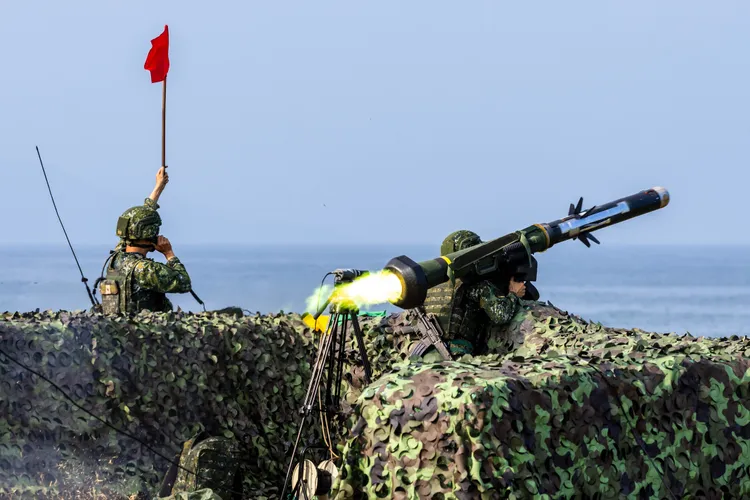 標槍射手迅速完成目標獲得，實施射擊。陸軍提供