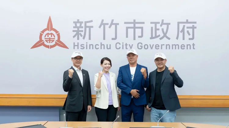 新竹市府今(115)年6月正式籌組「新竹市城市棒球隊」。市長高虹安在副市長林琨瀚及市政顧問張泰山陪同下，接見新竹市城市棒球隊總教練陳瑞振。新竹市府提供