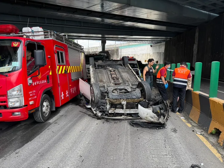 男子上班途中疑似恍神撞分隔島釀翻車，所幸輕傷送醫無生命危險。翻攝畫面