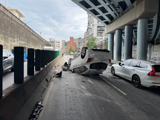 差點釀連環車禍！水源快速道路轎車失控翻覆　駕駛奇蹟輕傷