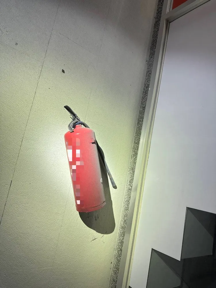 犯案用的滅火器使用完被丟在一旁。翻攝畫面