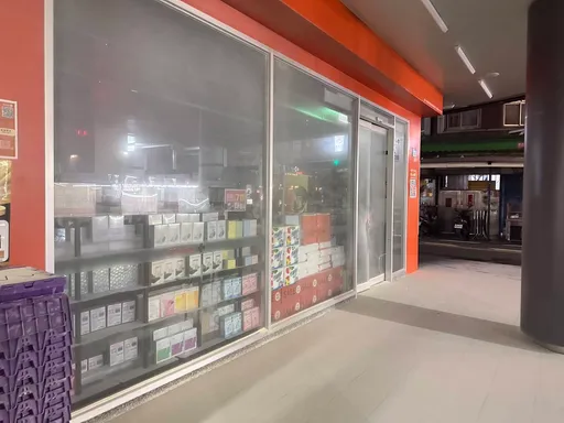 滅火器淪「出氣筒」？三重女凌晨「抓」狂噴藥妝店　騎樓瞬成白色世界