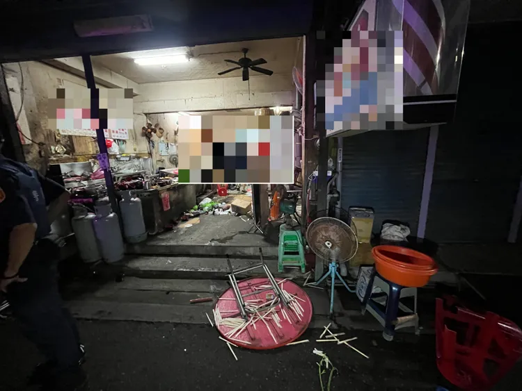 清水區以豬腦湯聞名的小吃店遭醉客砸店，現場滿目瘡痍。民眾提供