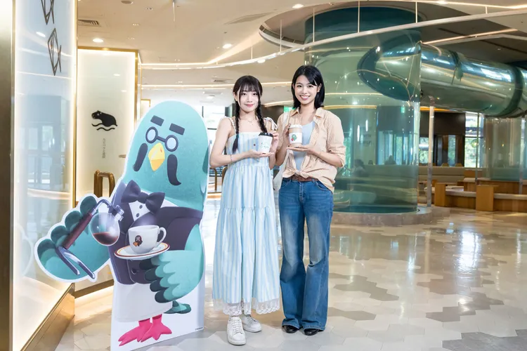 Xcafe同步推出聯名限定體驗，凡購買指定飲品，即可獲得以遊戲中人氣咖啡廳「咖啡『鴿巢』」為靈感設計的限定杯套。業者提供