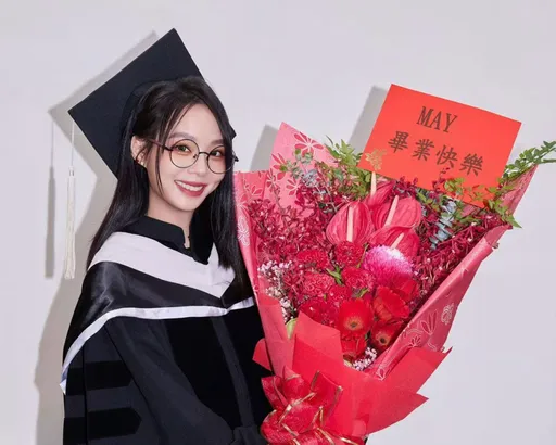 孫淑媚「把碩士帽當貝雷帽戴」道歉：以為拍照好看就可以了
