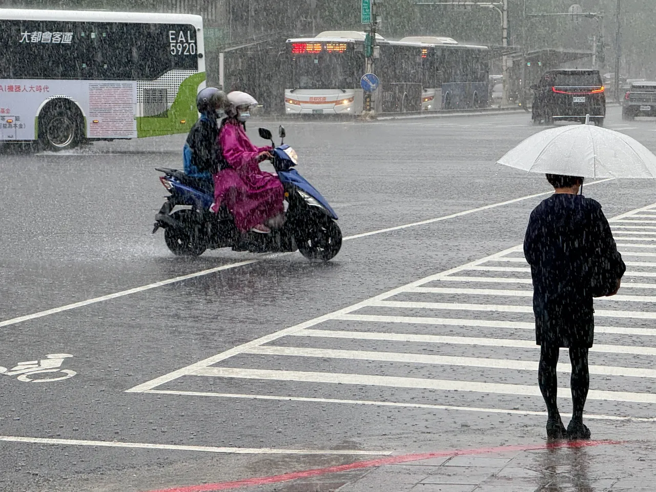 午後暴雨炸雙北！氣象署連發災防告警「防溪水暴漲」