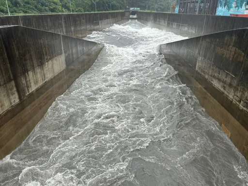 豪雨挹注！石門水庫蓄水率達99.8%　阿姆坪防淤隧道放水沖淤