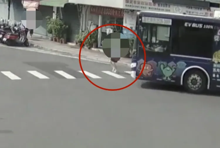 板橋67歲婦人過馬路遭公車撞擊輾壓身亡，身分曝光是市議員周勝考前妻。翻攝畫面