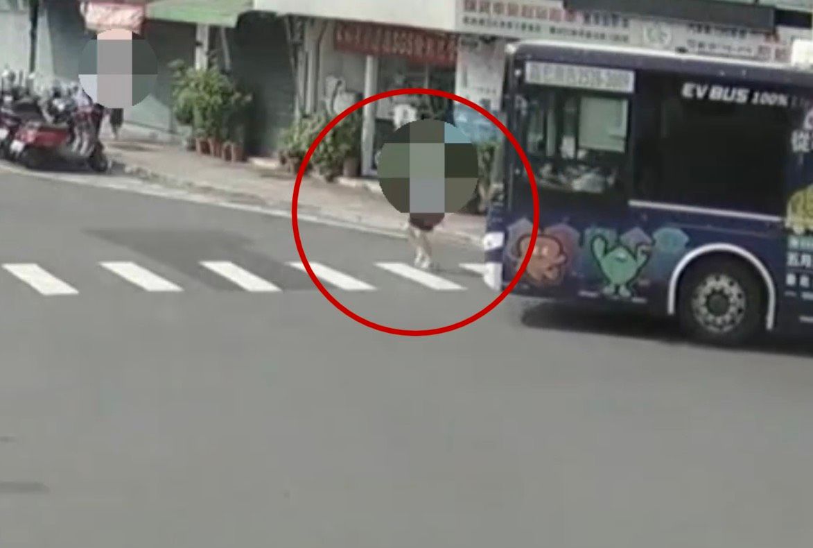 慟!板橋307路公車撞死67歲婦人 身分曝光為周勝考前妻、周韋翰母親