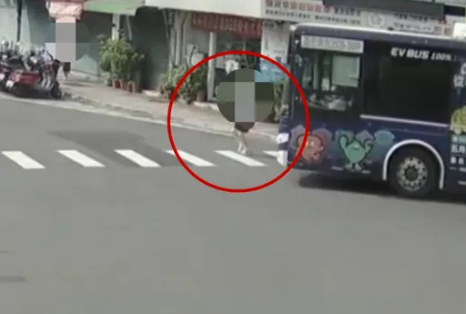 慟！板橋307路公車撞死67歲婦人　身分曝光為周勝考前妻、周韋翰母親