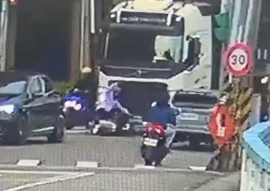 驚險!曳引車撞倒同向機車拖行30公尺 命大女騎士僅輕傷