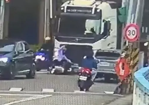 驚險！曳引車撞倒直行機車拖行30公尺　命大女騎士僅輕傷