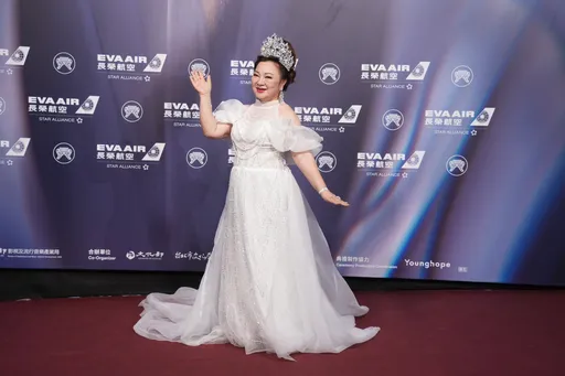 白冰冰角逐台語女歌手上香報告白曉燕   預告待會換裝「奶奶見客」