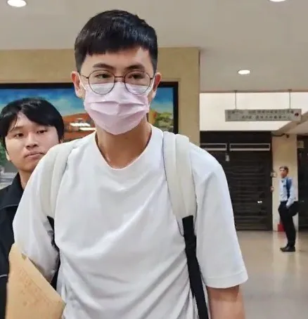送子鳥資訊中心主管張復獲檢察官諭令5萬元交保。讀者提供
