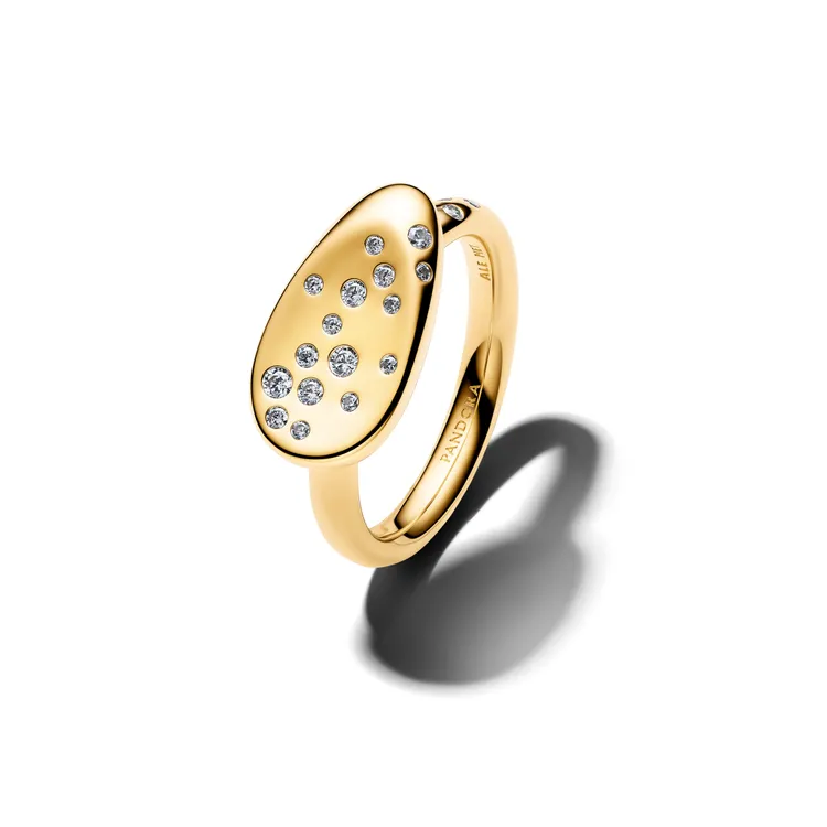 PANDORA自然流線小水滴鑲石戒指，4080元。品牌提供