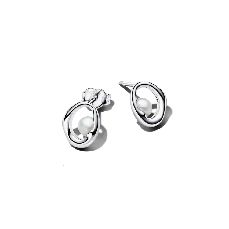 PANDORA自然橢圓流線淡水珍珠耳環，2480元。品牌提供