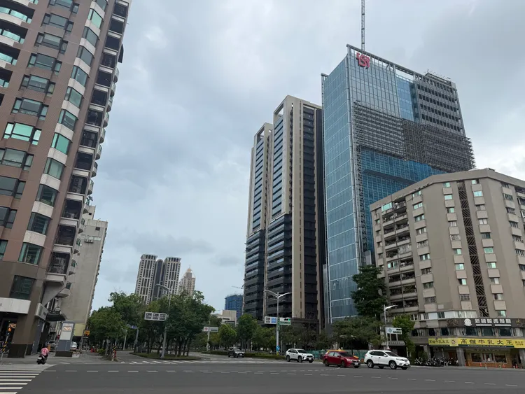 新光人壽高雄總部大樓(舊高雄市圖書總館原址)，近期傳出部分樓層每坪開價1400元招租。葉家銘攝